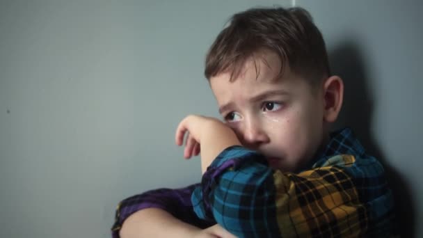 Porträtt Söt Pojke Med Stora Tårar Rinnande Nerför Kinderna Ledsen — Stockvideo