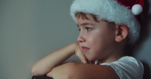 Portret Cute Boy Christmas Hat Święty Mikołaj Dużymi Łzami Spływającymi — Wideo stockowe