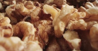 Makro çekim, siyah ve sarı arka planda güzel ışık altında fındık bademlerinin yakın çekim makrosu, Macro badem fındıklı meyveler. Sağlıklı besin organik gıdalar.