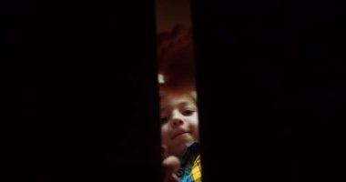 Noel Baba şapkalı mutlu çocuk, sürprizle mutlu olur, hediyelerle dolu bir kutuyu açar. Mutlu küçük bir çocuk portresi, içinde sürpriz olan bir kutuyu açıyor hediye olarak karton bir kutuya bakıyor.