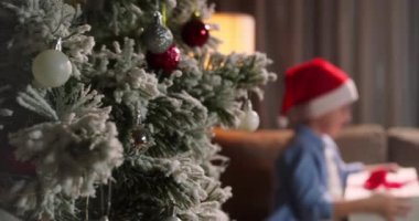 Mutlu şirin çocuklar, süprizden zevk alır, bir Noel hediyesi kutusunu açar ve hediyesinden aldığı mutlulukla yere düşer. Portre güzel küçük çocuk, çocuk Noel sürprizi ile kutuyu açıyor..