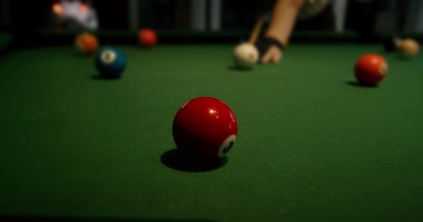 Afundar Bola Vermelha Número Sete Num Bolso Bolas Piscina Espalhadas — Vídeo de Stock