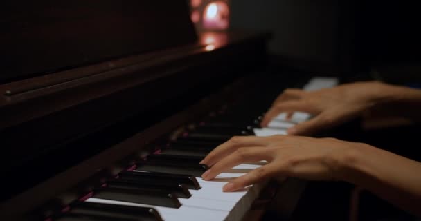 Pianistin Spielt Sanfte Klassische Musik Auf Einem Schönen Flügel Mit — Stockvideo