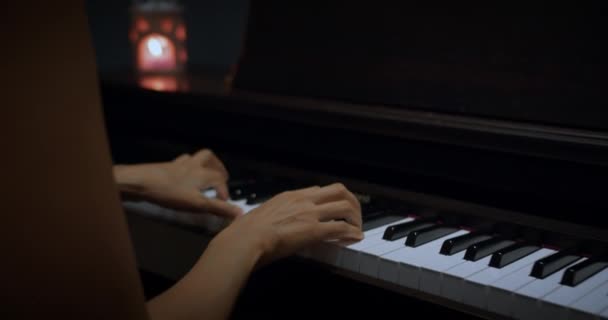 Una Pianista Donna Suona Dolce Musica Classica Bellissimo Pianoforte Coda — Video Stock