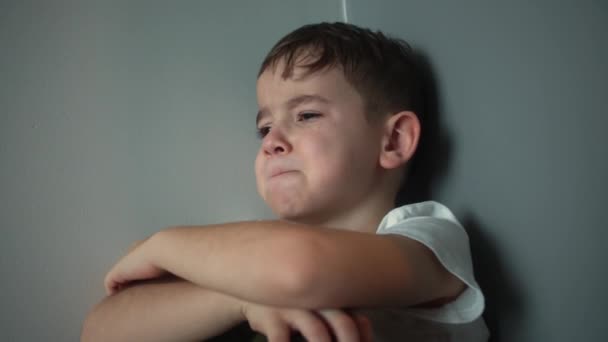 Portret Uroczego Chłopca Dużymi Łzami Spływającymi Policzkach Smutny Zdenerwowany Chłopiec — Wideo stockowe