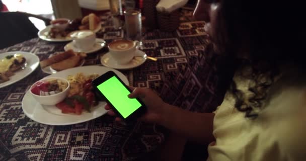 Obchodní Žena Sedí Oblasti Potravin Obchoďáku Pomocí Smartphone Prohlížení Zelené — Stock video
