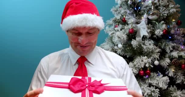 Ευτυχισμένος Μπαμπάς Ένα Χριστουγεννιάτικο Καπέλο Άγιος Βασίλης Λαμβάνει Ένα Δώρο — Αρχείο Βίντεο
