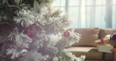 Mutlu şirin çocuk, sürprizle mutlu, Noel 'de hediyelerle dolu bir kutuyu açıyor. Güzel bir çocuğun portresi, içinde sürpriz bir Noel ruhu olan bir kutu açar, bayramlar ve kutlamalar.