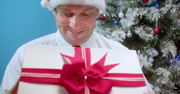 Ευτυχισμένος Μπαμπάς Ένα Χριστουγεννιάτικο Καπέλο Άγιος Βασίλης Λαμβάνει Ένα Δώρο — Αρχείο Βίντεο