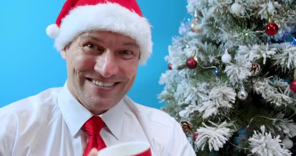 Papá Feliz Sombrero Navidad Papá Noel Recibe Regalo Mira Caja — Vídeo de stock