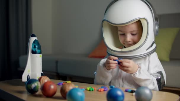 Дитина Грає Вдома Астронавта Милий Портрет Маленької Річної Дівчинки Костюмі — стокове відео