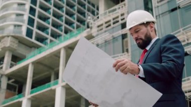 Pozitif iş adamı portresi, kıdemli sakallı gülümseyen mutlu iş adamı.