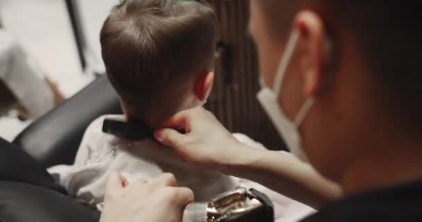 Парикмахер Выдувает Волосы Феном Модный Парикмахер Стрижет Детские Волосы Клиппером — стоковое видео