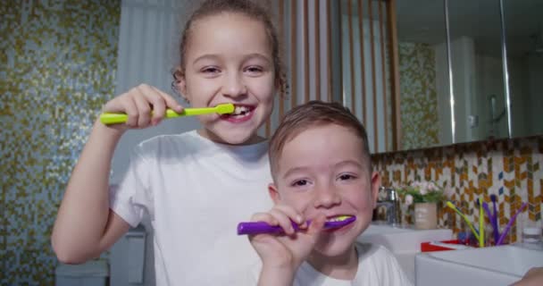 Retrato Feliz Bonito Crianças Escovando Dentes Banheiro Sorrindo Rotina Cuidados — Vídeo de Stock