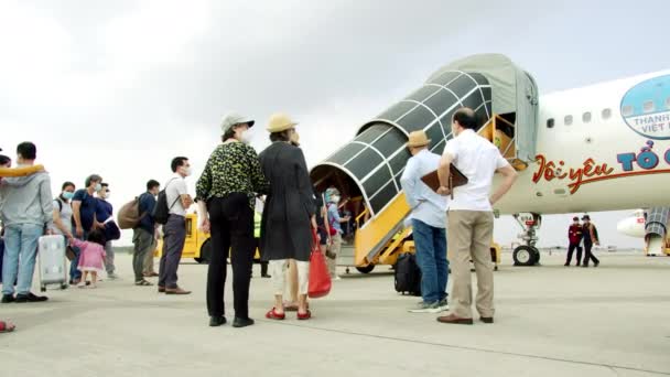 2022年4月10日 在越南西贡胡志明市的一个航班上 人们站在飞机的舷梯前 爬上自己的飞机去飞行 Jatair — 图库视频影像