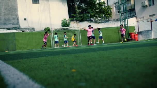 Los Niños Vietnam Juegan Fútbol Campo Fútbol Portero Protege Puerta — Vídeo de stock