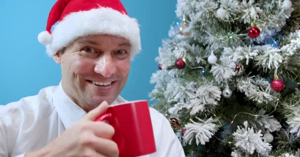 Retrato Hombre Sonriente Sombrero Navidad Santa Fondo Árbol Navidad Mira — Vídeo de stock