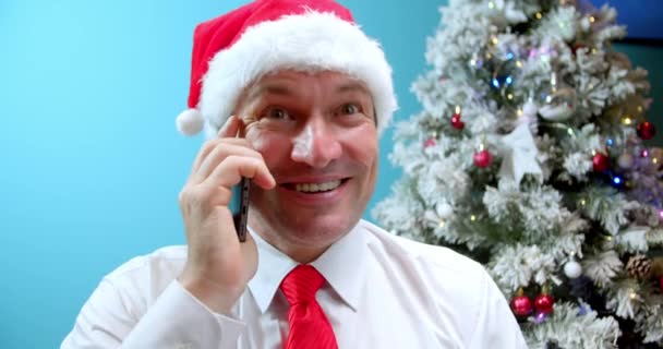 Close Glimlachende Man Kerstmis Hoed Santa Clausa Praten Mobiele Telefoon — Stockvideo