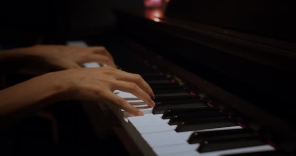 Женщина Пианистка Играет Нежную Классическую Музыку Красивом Рояле Одной Рукой — стоковое видео