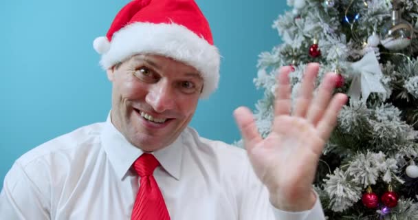 Uśmiechnięty Dorosły Człowiek Vlogger Boże Narodzenie Kapelusz Mikołaj Patrzy Aparat — Wideo stockowe