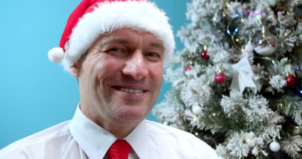 Uśmiechnięty Dorosły Bloger Męski Noszący Świąteczny Kapelusz Mikołaja Patrzący Kamerę — Wideo stockowe