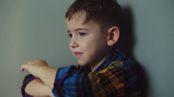 Yanaklarından Süzülen Büyük Gözyaşları Akan Sevimli Bir Çocuğun Portresi Köşede — Stok video