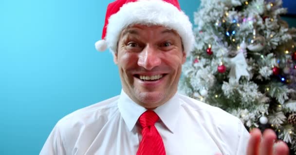 Feliz Papá Sonriente Navidad Sombrero Santa Claus Recibir Regalo Mirando — Vídeo de stock