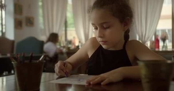 Linda Niña Inteligente Escuela Primaria Dibujo Sentarse Mesa Casa Divertido — Vídeo de stock