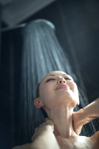 Asiatico ragazza washes in il doccia — Foto Stock