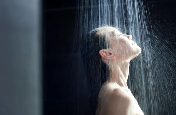 Asyalı kız duşta yıkar Stok Resim