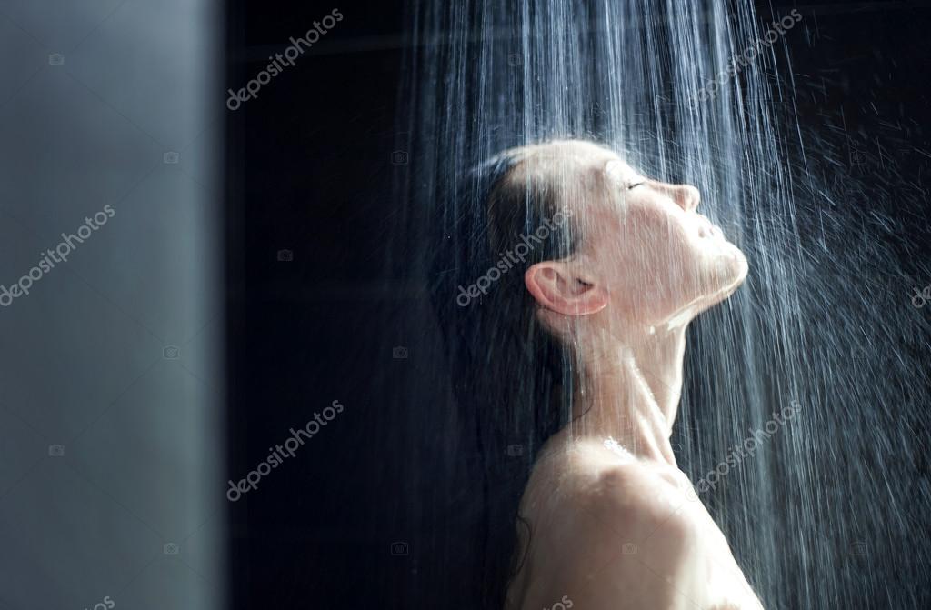 Mädchen beim duschen