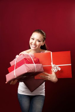 Asyalı bir kadın tutarak bir hediye paketi