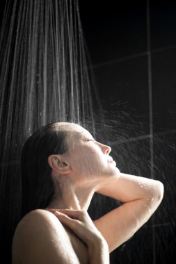 Asyalı kadın duş altında yıkanır