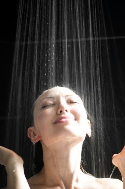 Asyalı kadın duş altında yıkanır