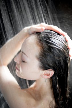 Asyalı kadın duş altında yıkanır