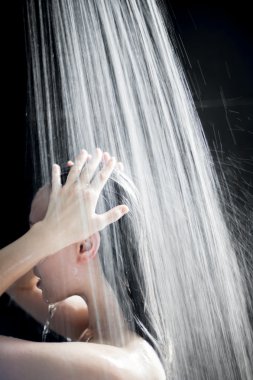 Asyalı kadın duş altında yıkanır