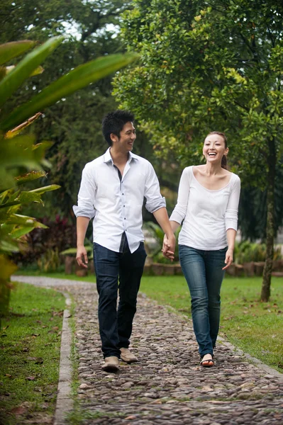 Pareja asiática cogida de la mano caminando por el camino del parque — Foto de Stock