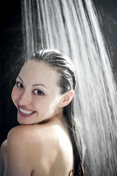 Asiatische Frauen gewaschen unter einer Dusche — Stockfoto