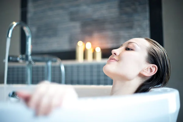 Attractive Mixed Asian Female relaxing in the bath — Stock Photo, Image