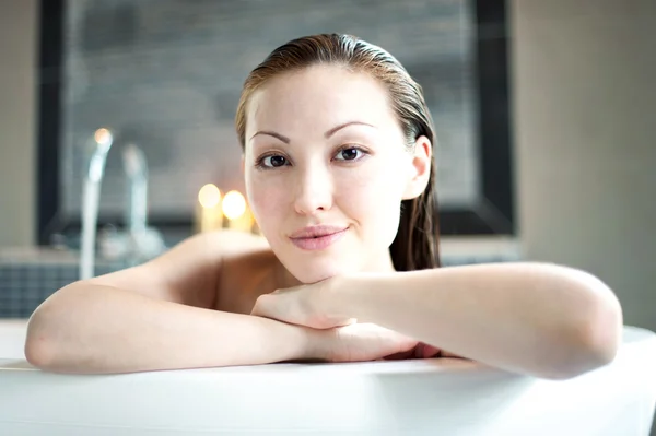 Atraente Misto Asiático Feminino relaxante no banho — Fotografia de Stock