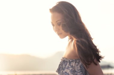 ttractive Asyalı kadın yere bakıyor