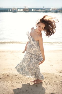 Sahilde atlayarak çekici Asyalı kadın