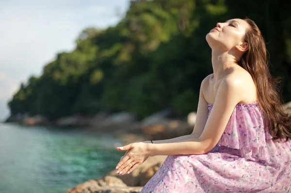 Atraente Asiático Feminino apreciando a praia — Fotografia de Stock