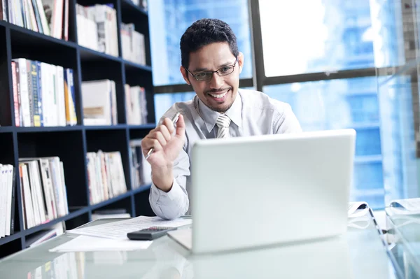 Hombre de negocios trabajando en su portátil — Foto de Stock