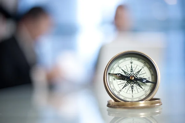 Bússola na mesa de reunião — Fotografia de Stock