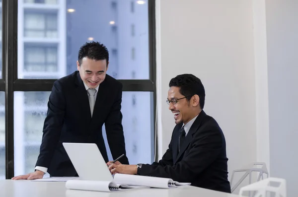 Business men laughung with laptop — Stock Photo, Image