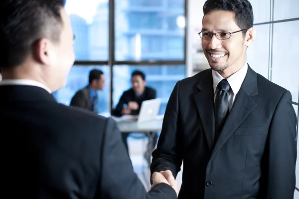 Businessmen shaking hands — Stock Photo, Image