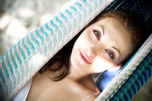 有吸引力的亚洲女性在吊床上微笑 — 图库照片