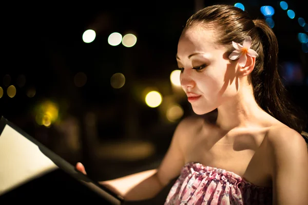 有吸引力的亚洲女人与花在头发 免版税图库图片