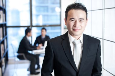 gülümseyen Asya iş adamı portresi